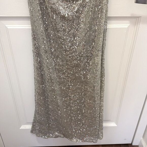 David Meister Metallic Silver Sequin Long Gown. Size 2. - Picture 6 of 8